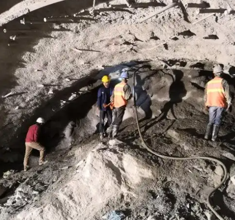 黔西南拱顶带模注浆料的施工流程及注意事项